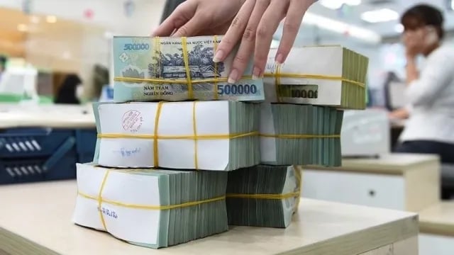 Lãi suất tiền gửi tiếp tục giảm khi các ngân hàng cắt chi phí vốn để hỗ trợ cho vay