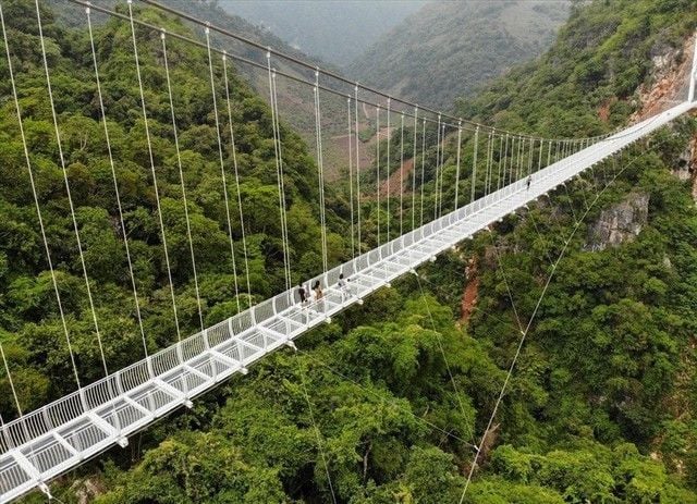 Son La's 800-billion-VND glass bridge recognized as the world's longest: Who is behind the project?