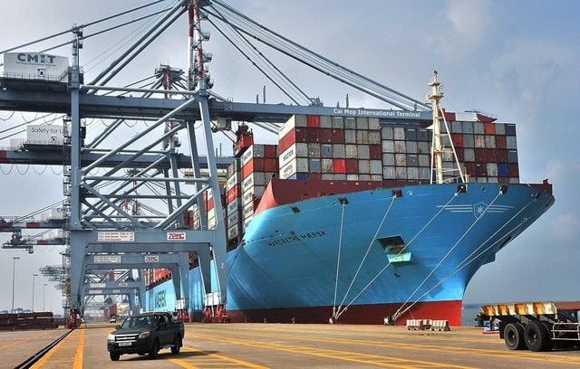Vietnam welcomes the world's largest container vessel for the first time at CMIT port