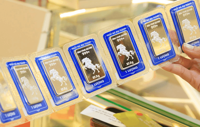 Silver price hits one-month low on May 1 as investors weigh buying opportunities
