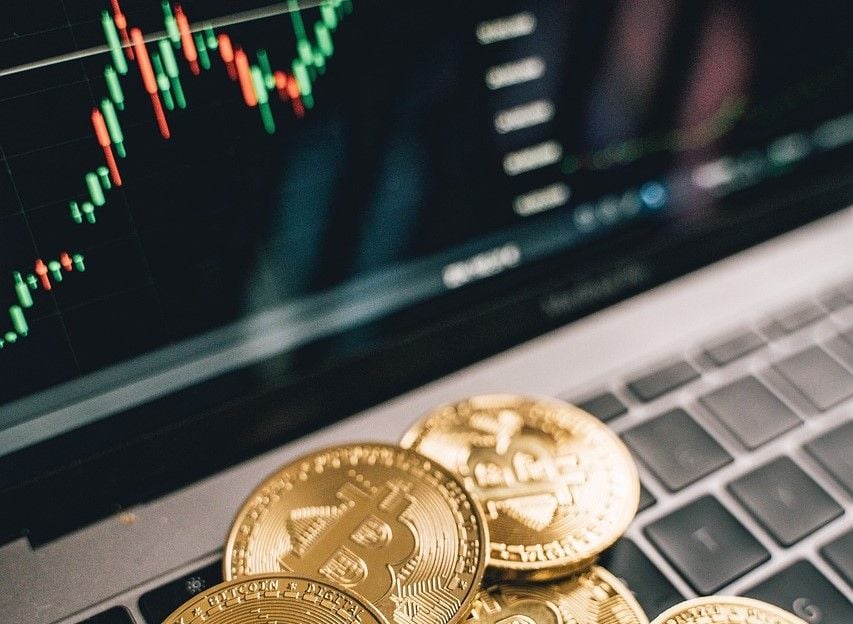 Bitcoin stabilizes above $67k as crypto markets show caution amid credit and geopolitical risks