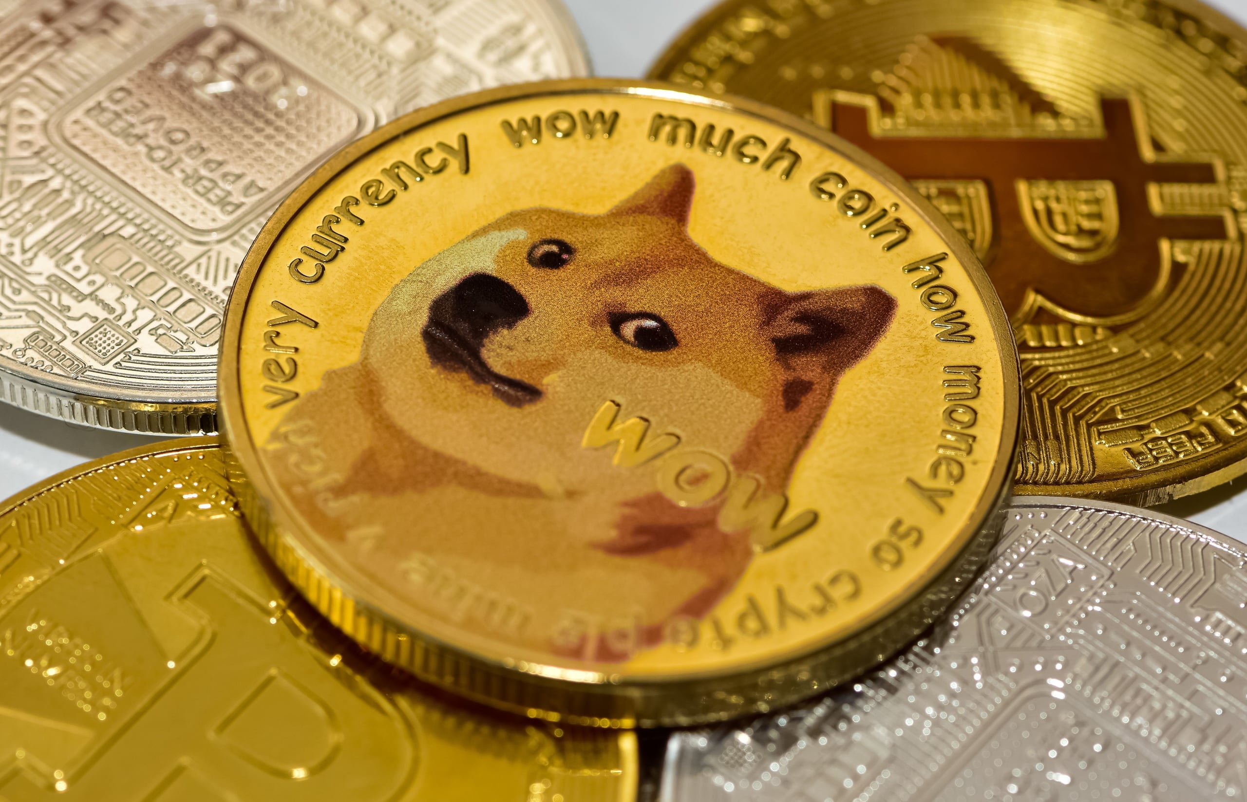 Dogecoin price eyes breakout as weekly RSI signals momentum shift