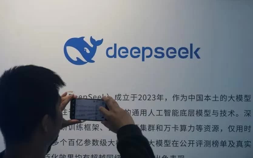DeepSeek launches AI model V4 with a substantial price reduction to compete in the AI race between China and the United States