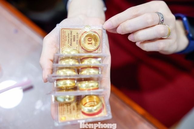 Why global gold prices declined while domestic prices rose