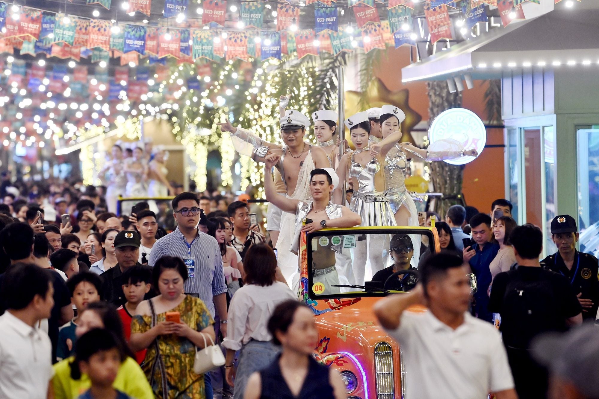 Two days into the holiday break, Quảng Ninh tourism revenue reaches 1.86 trillion VND