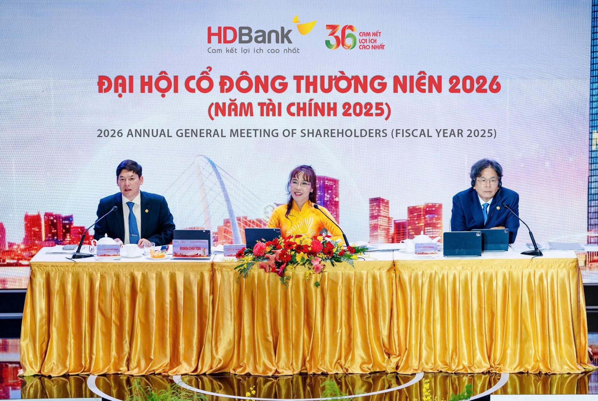 Nguyen Thi Phuong Thao explains why HDBank will not pay cash dividends in 2026, opting for a 30% stock dividend