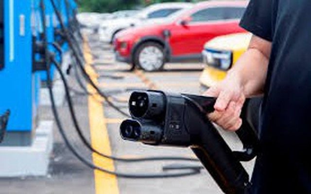 PVOIL sẽ lắp đặt gần 3.000 tủ đổi pin cho xe máy điện và trạm sạc VinFast trên mạng lưới toàn quốc