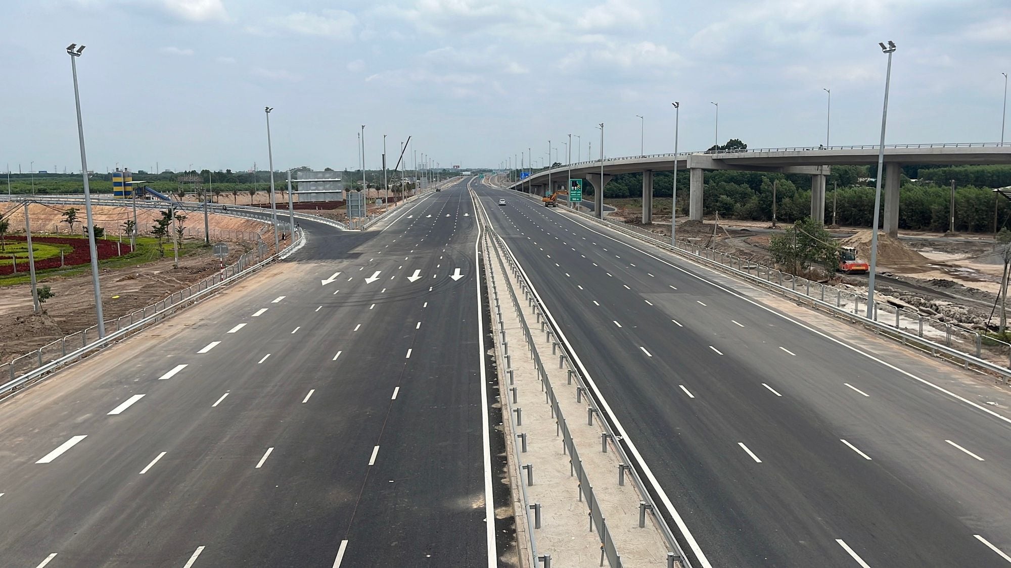 Only passenger cars with nine seats or fewer allowed on Bien Hoa–Vung Tau expressway during temporary opening before April 30, 2026