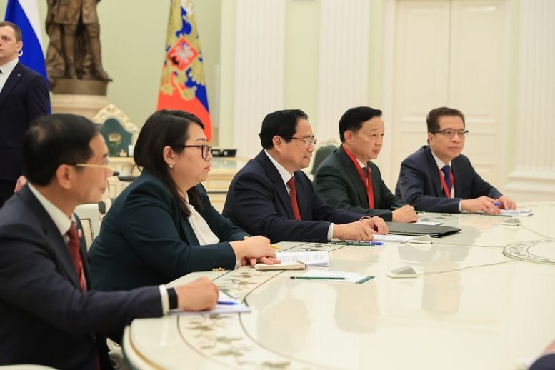 Putin directs Russia's Foreign Ministry to review visa exemption for Vietnamese citizens