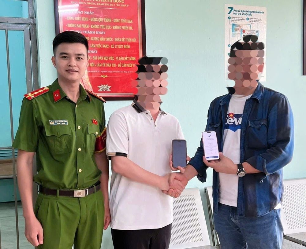 Hanoi man accidentally transfers 355,695,000 dong to MB Bank account; recipient returns full amount after police involvement
