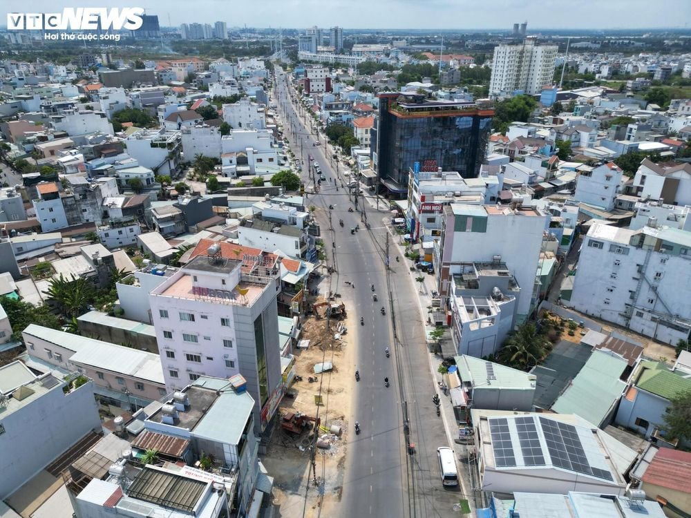 Electrical poles obstruct the multi-trillion-dong project at Ho Chi Minh City's gateway