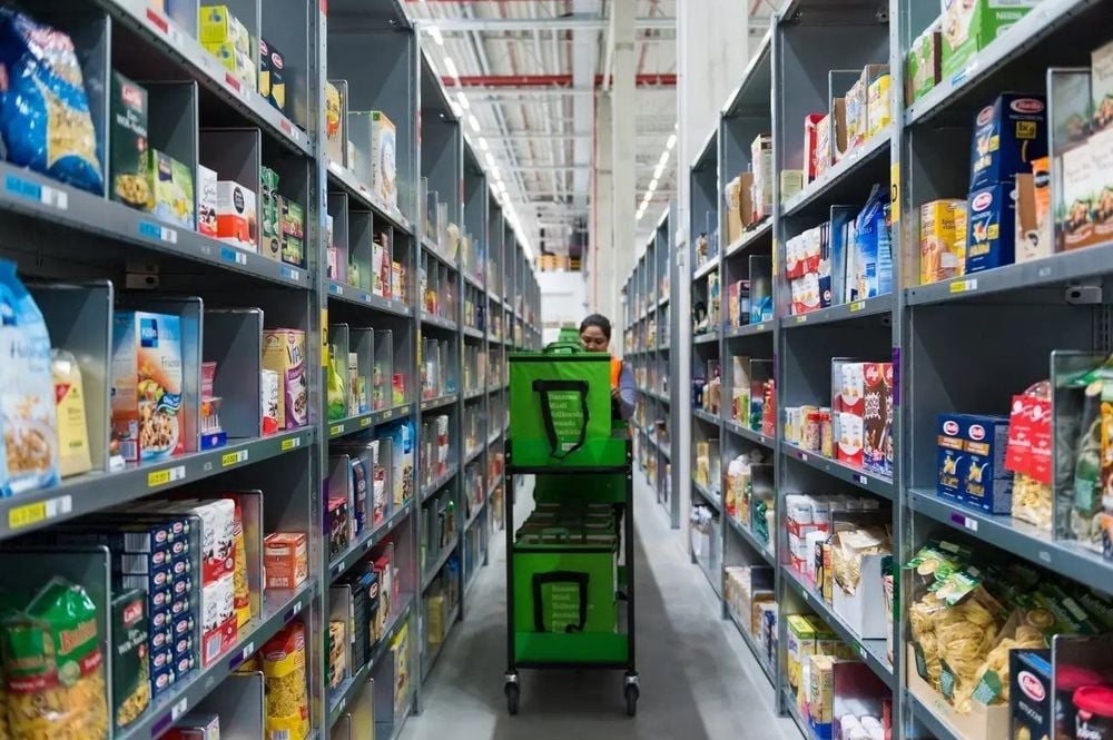 Dự án Kobe của Amazon kết hợp tự động hóa bằng AI với mô hình siêu thị kiểu Walmart; địa điểm đầu tiên dự kiến mở cửa năm 2027.