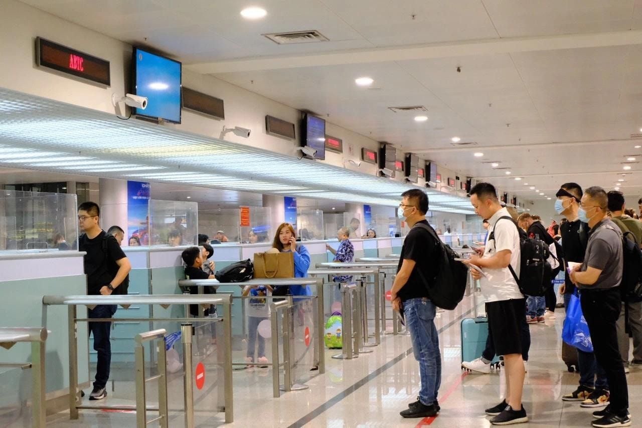 Cơ quan thuế sẽ phát hành thông báo trước 30 ngày trước khi áp dụng biện pháp tạm hoãn xuất cảnh đối với người nộp thuế có nợ thuế theo Nghị định 49/2025/NĐ-CP
