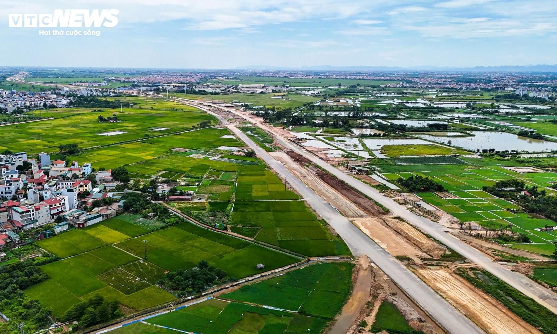 Loạt trụ cầu vượt đang hình thành tại nút giao Vành đai 4 - Quốc lộ 6 ở Hà Nội