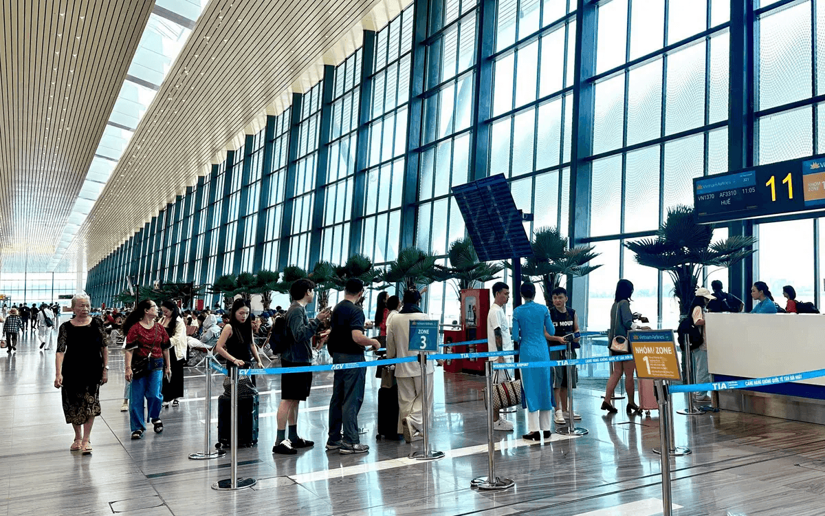 Passenger traffic at Tan Son Nhat International Airport rises about 24% on the final day of the holiday period