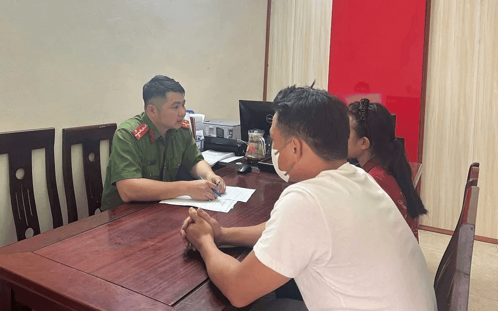 Police in Yen Xuan Commune, Nghe An, rescue girl from online scam promising high-wage work