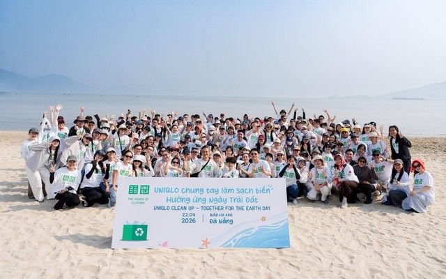About 200 UNIQLO Vietnam employees participate in cleaning Ha Khê Beach in Da Nang