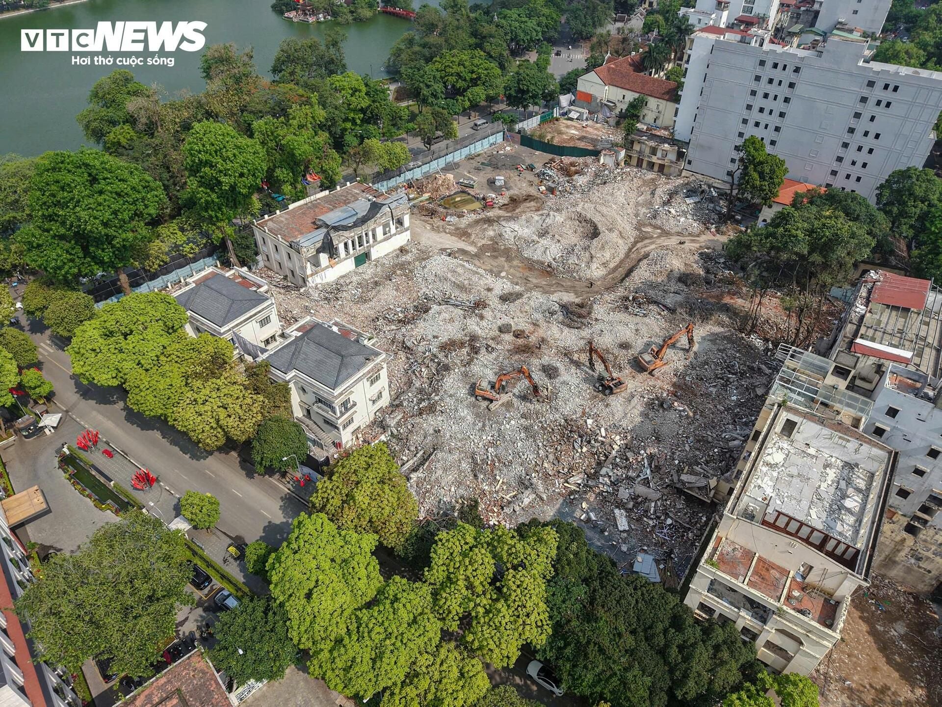Over 2-hectare square near Hoan Kiem Lake gradually reveals itself after five months of site clearance