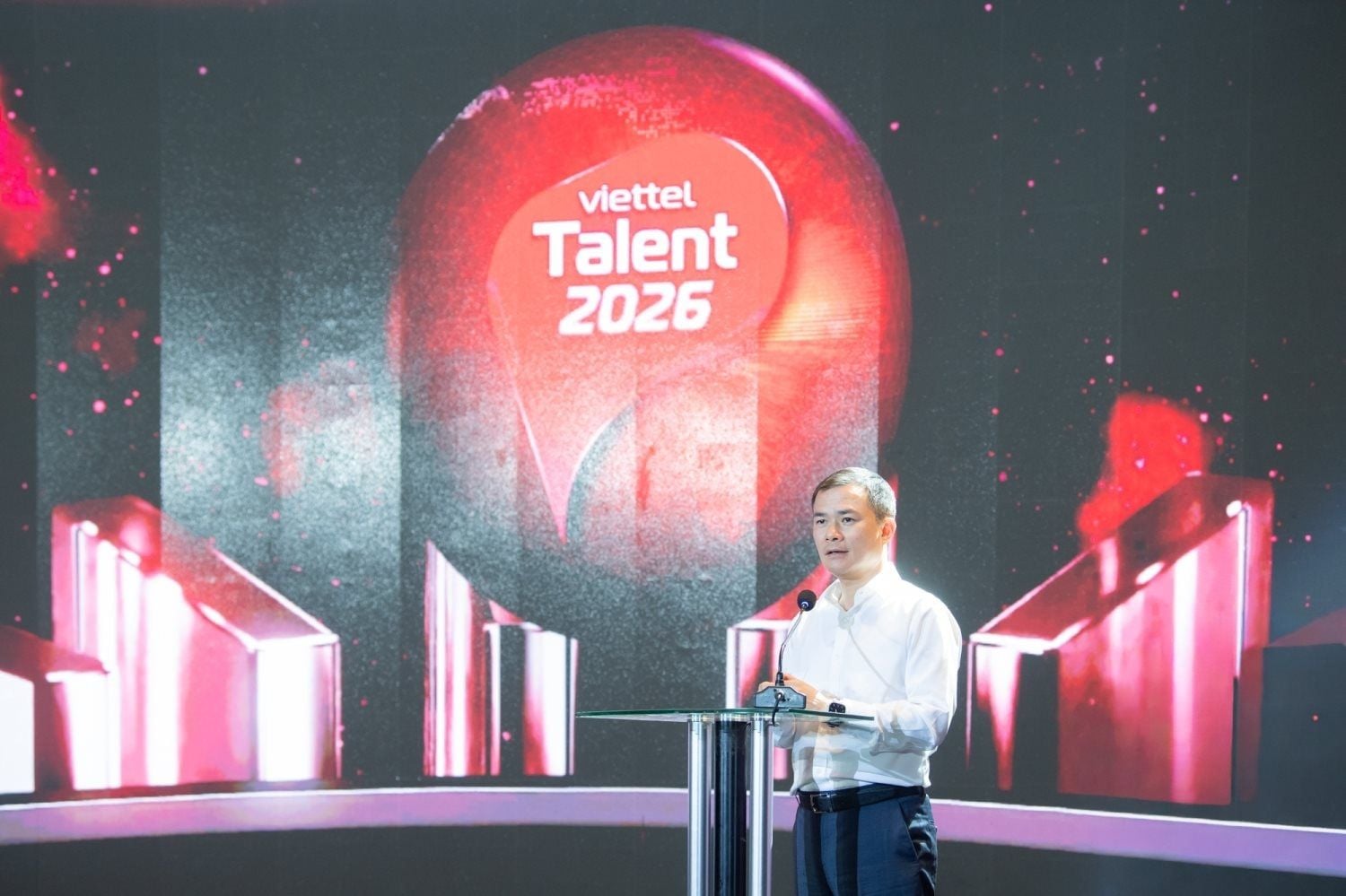 Viettel Chairman Ta Duc Thang: 'Pressure' is positive and challenges drive development for Viettel Talent interns