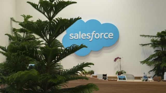 Cổ phiếu Salesforce giảm xuống mức thấp nhất trong ba năm do cạnh tranh AI tăng