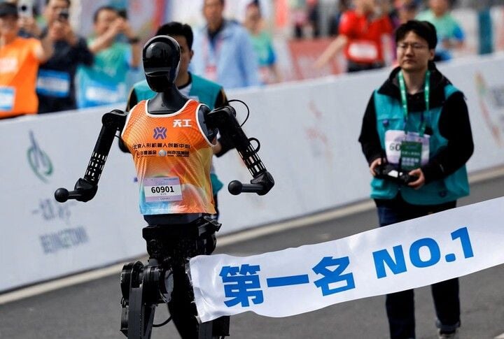 Technology on April 19: Humanoid robots compete in a half-marathon in Beijing