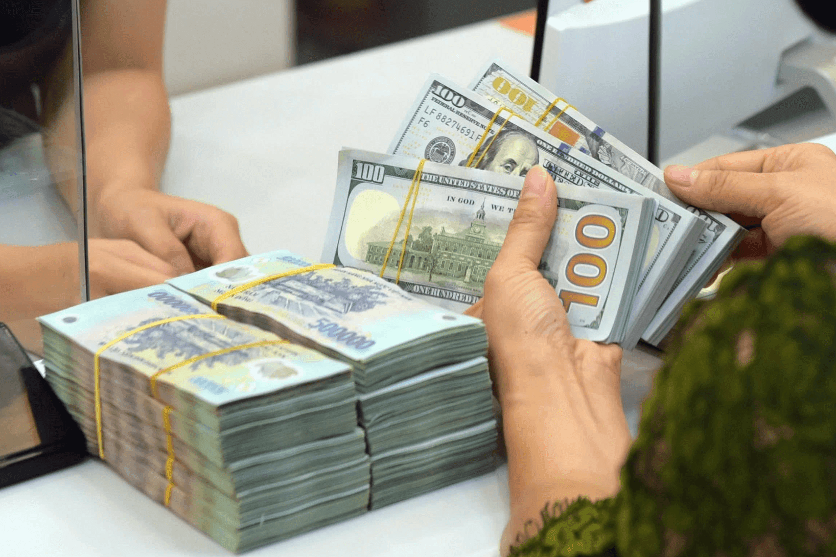 Hanoi police warn against hiring people to buy foreign currency for black market trading