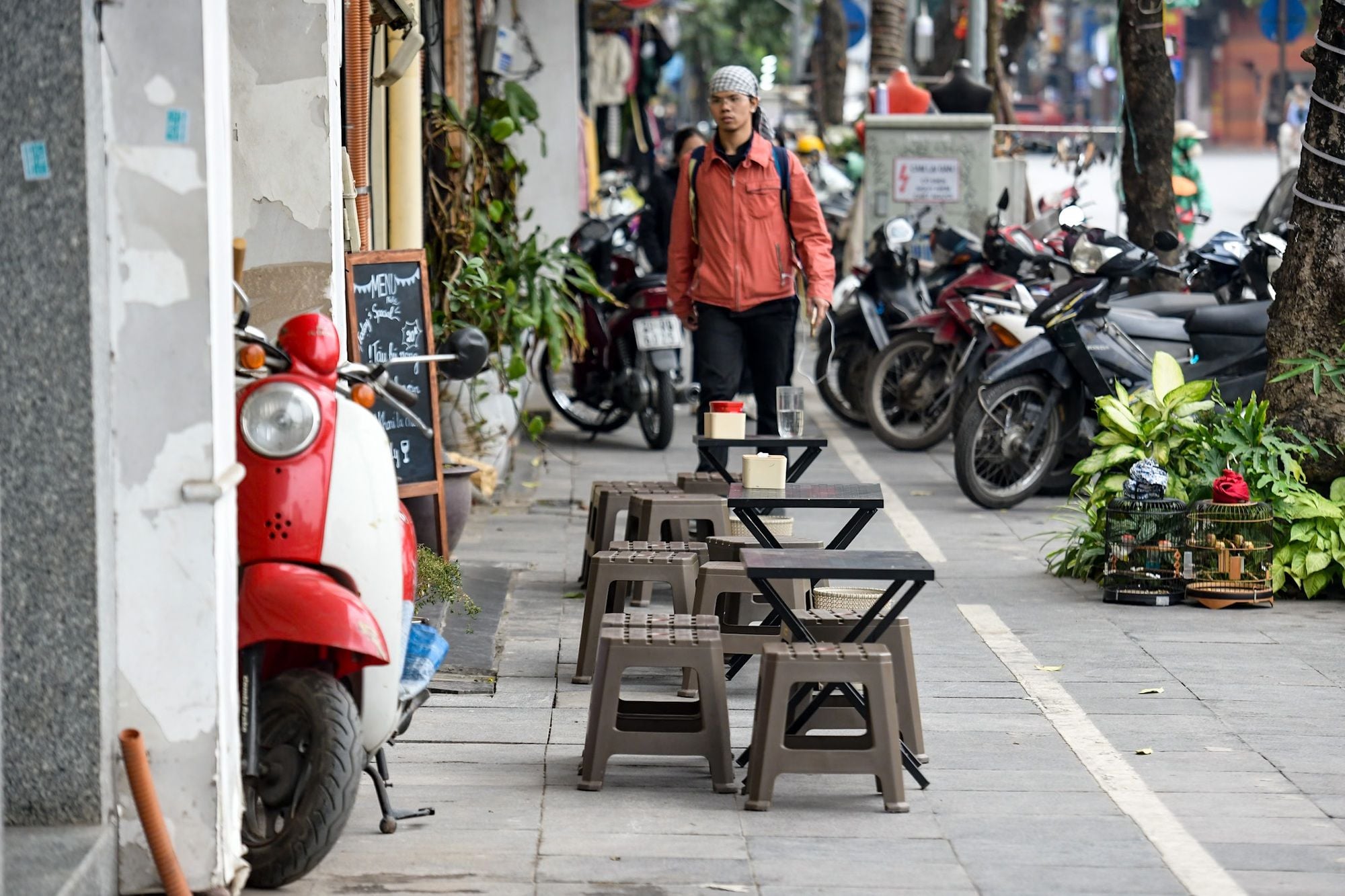 Tiểu thương phố cổ Hà Nội mong được thuê vỉa hè để hoạt động hợp pháp trong bối cảnh đề xuất chính sách