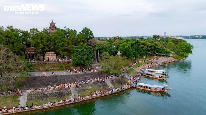 Hue tourism sees over 1 million visitors during two consecutive holidays