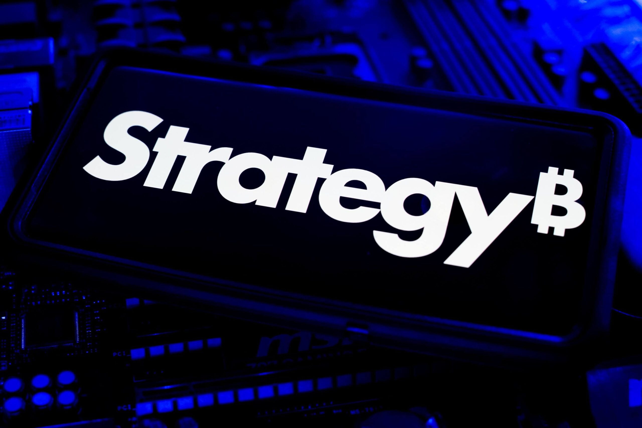 Strategy (MSTR) cổ phiếu giảm 5% khi Saylor báo hiệu việc mua Bitcoin sắp tới
