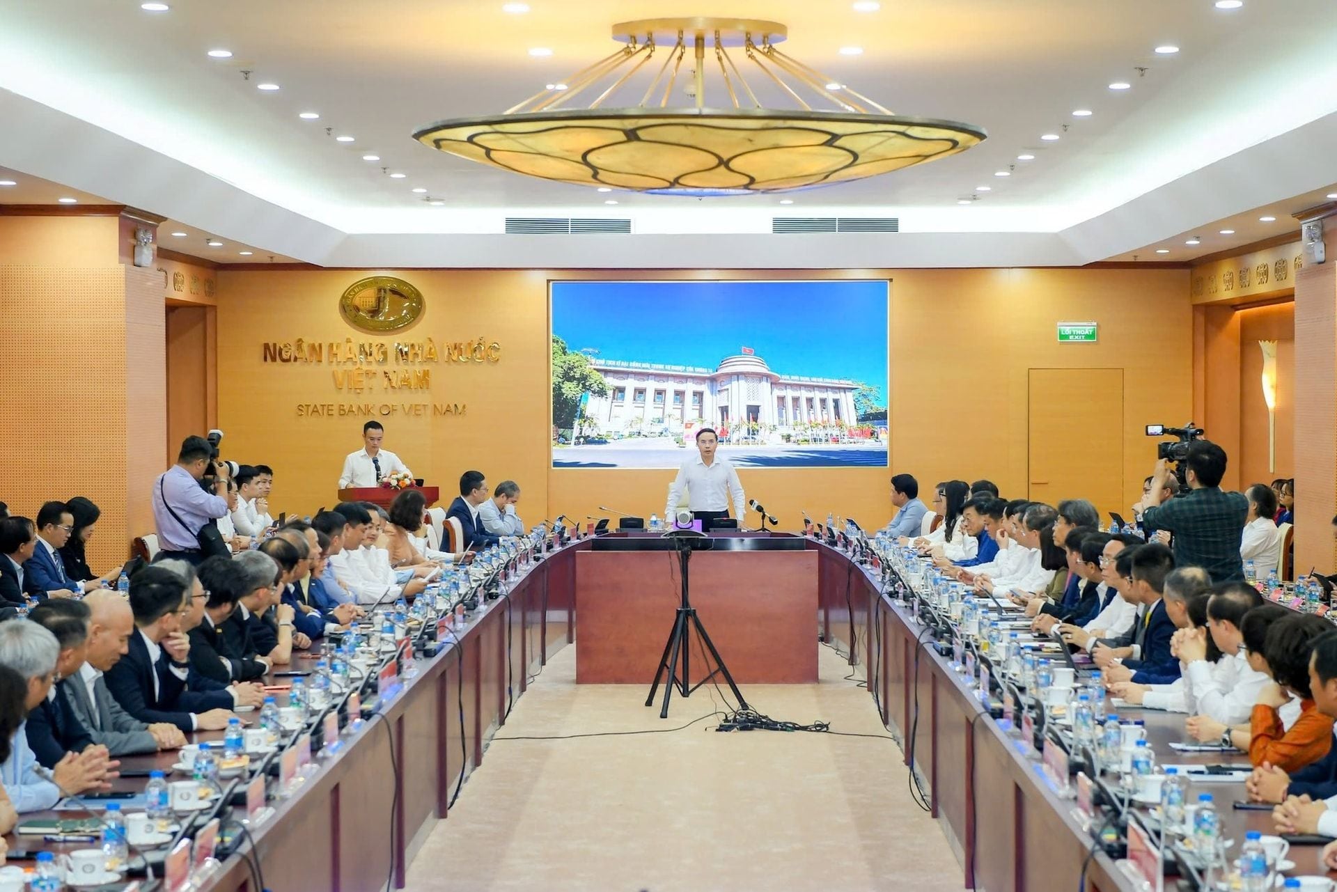 State Bank of Vietnam discusses relaxing lending and deposit rules to reduce market interest rates