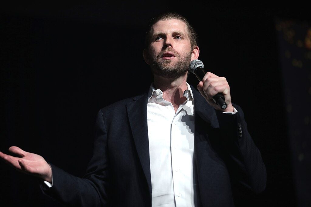 Đà tăng của các đồng tiền meme liên quan đến Trump sau khi Eric Trump công bố logo sân bay DJT