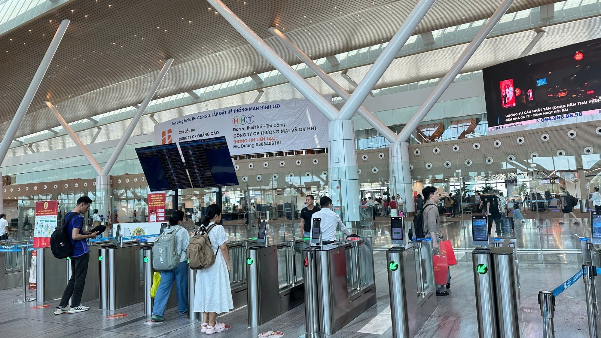 Tan Son Nhat International Airport issues important notice on passenger volumes and flight schedules for Hung Kings Day holiday 2026