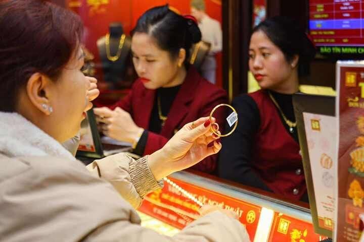 Debate over allowing enterprises to borrow gold from citizens or encouraging the public to sell gold