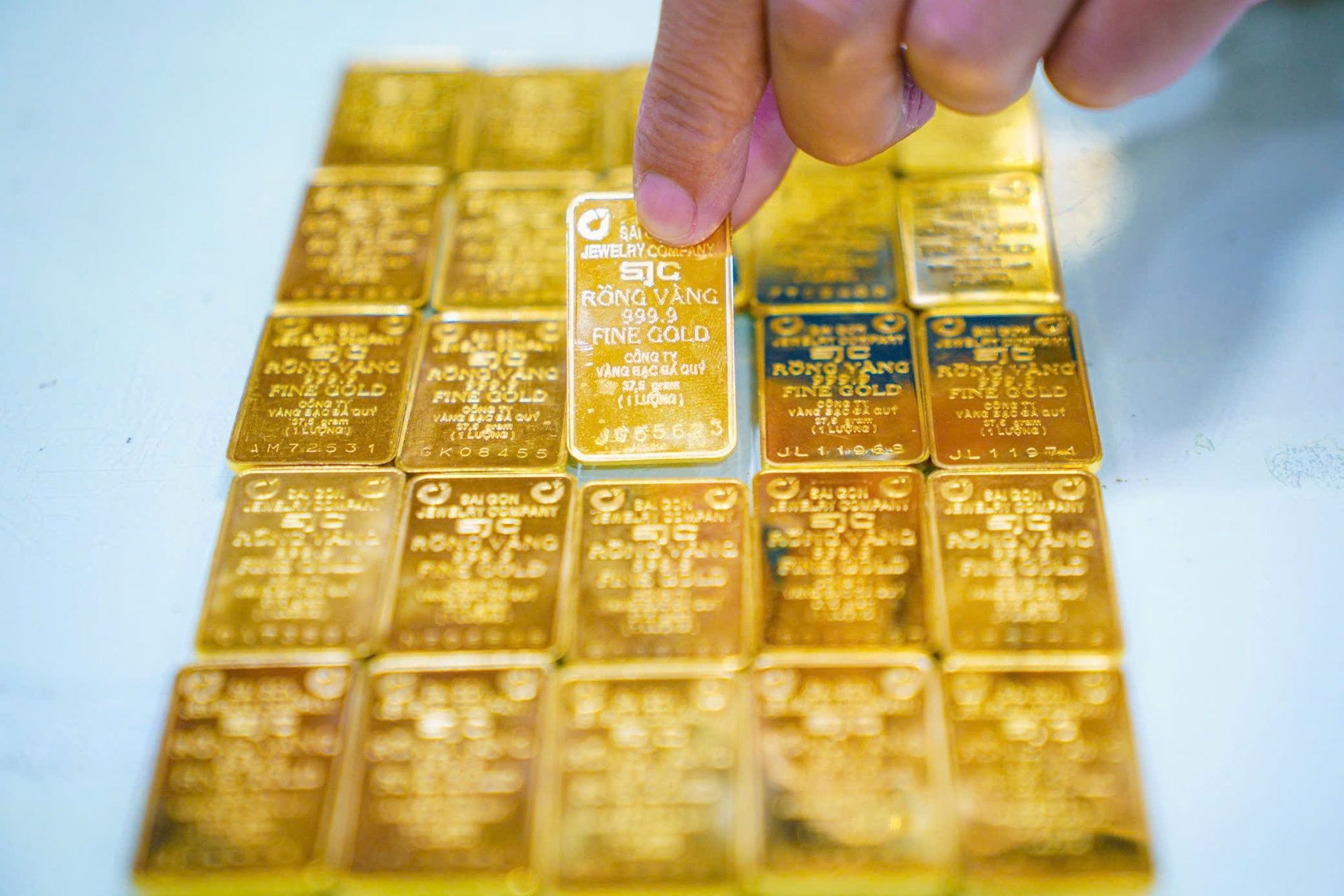 SJC gold price narrows gap with world price on May 7 evening