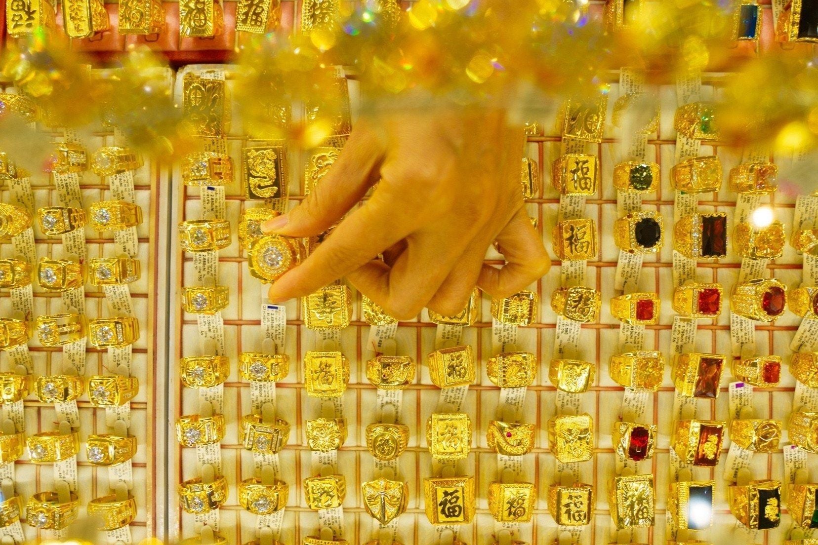 Giá vàng giảm mạnh khi đồng USD tăng và lợi suất trái phiếu kho bạc Mỹ tăng