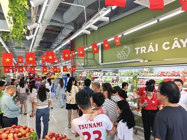 Crowds flock to supermarkets and shopping centers during the April 30 - May 1 holiday period