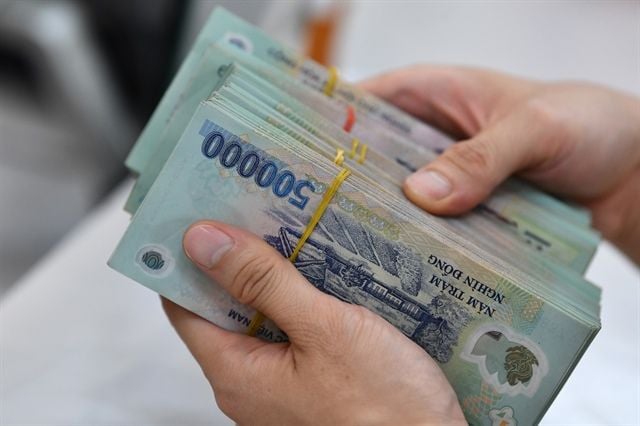 Đua săn hàng giảm giá khiến nhiều gia đình trẻ rơi vào cảnh 'tiết kiệm giả'