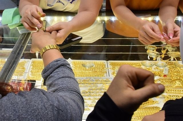 Gold prices fall again on April 30 as Fed holds rates