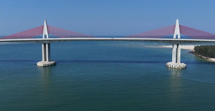 Thuận An sea-crossing bridge, the longest in Central Vietnam, officially opens
