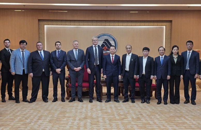 Maersk commits to helping Da Nang become a regional logistics hub.