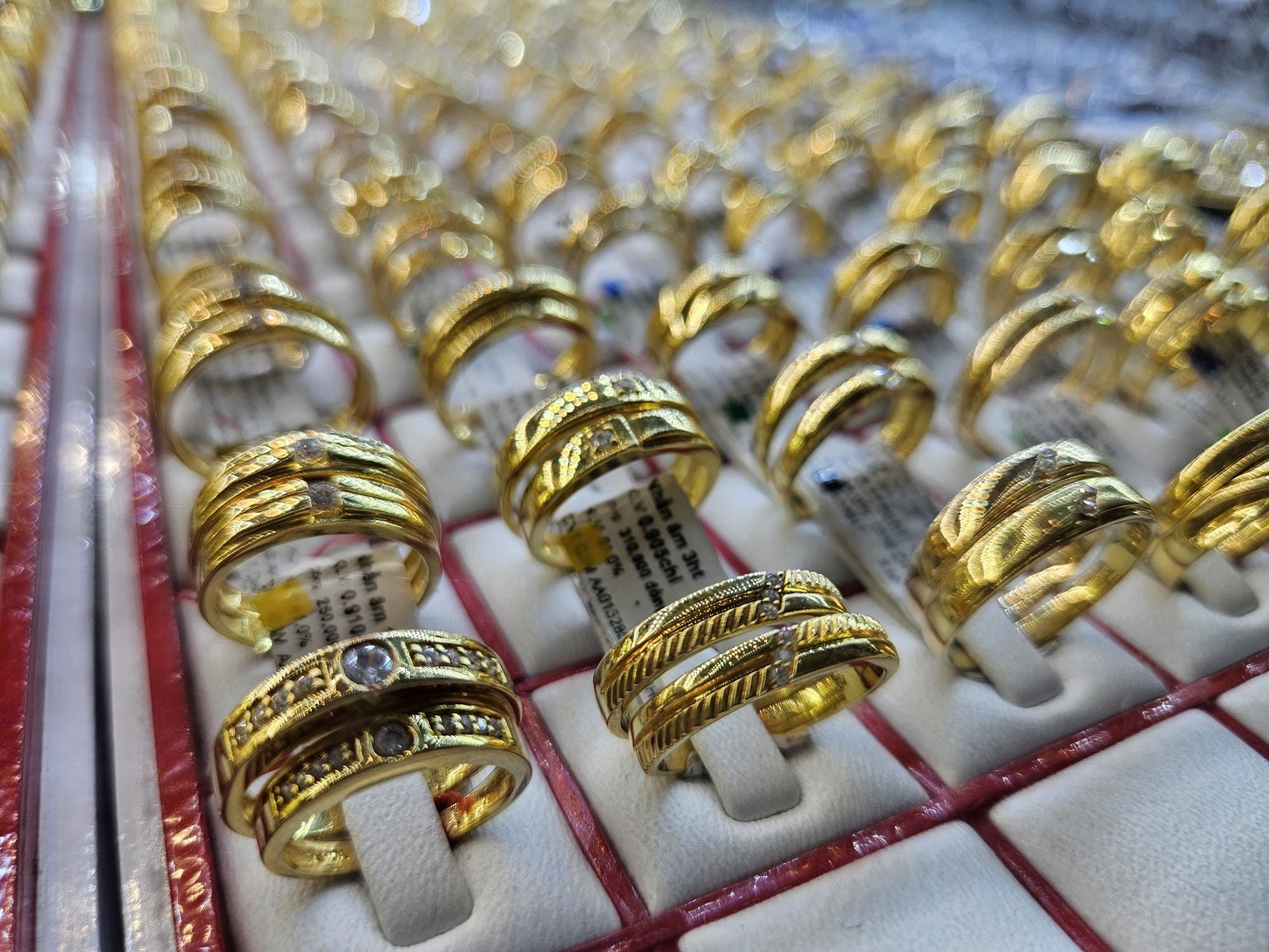 Mass inspections of gold shops in Ho Chi Minh City result in fines for multiple outlets