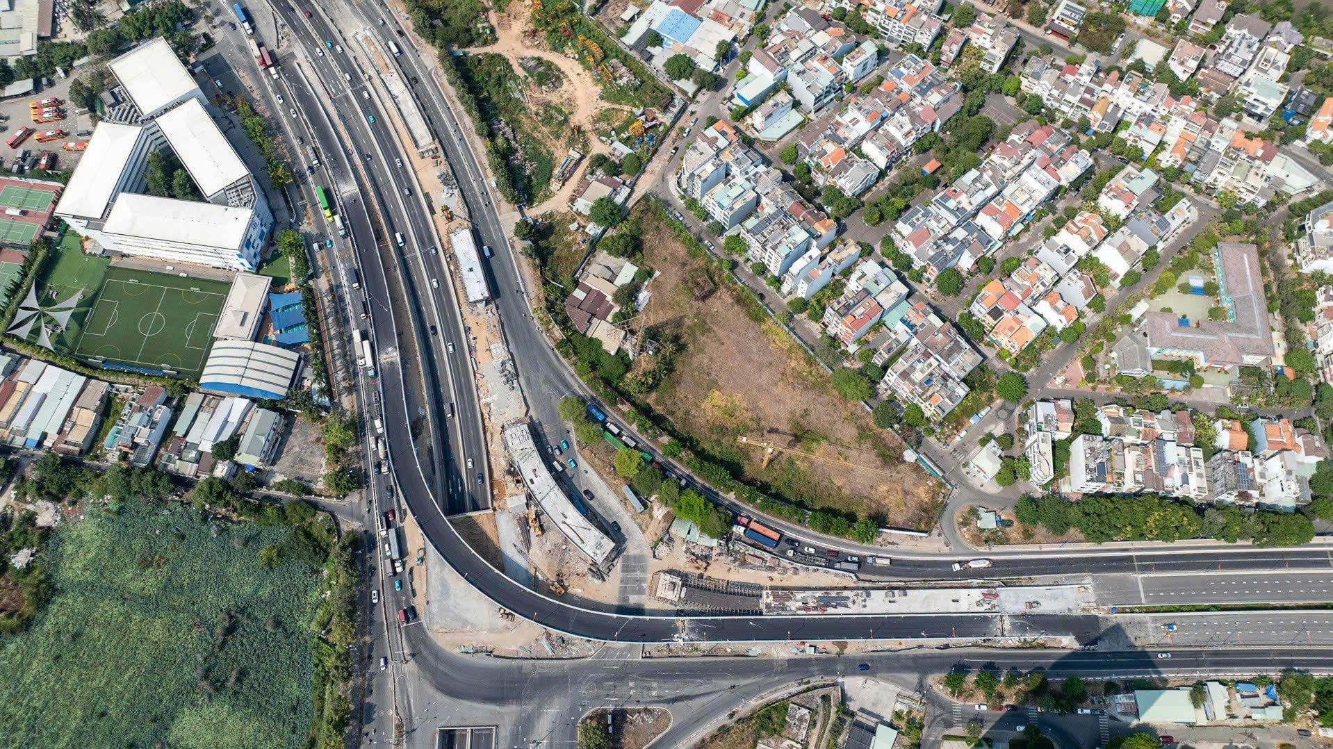 N3 overpass at An Phú interchange opens to traffic, enabling direct left turns and reducing congestion at Ho Chi Minh City's eastern gateway