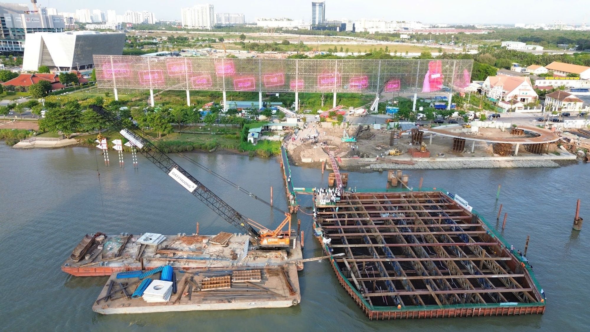 Saigon pedestrian bridge over the Saigon River accelerates toward completion; target completion on September 2, 2026