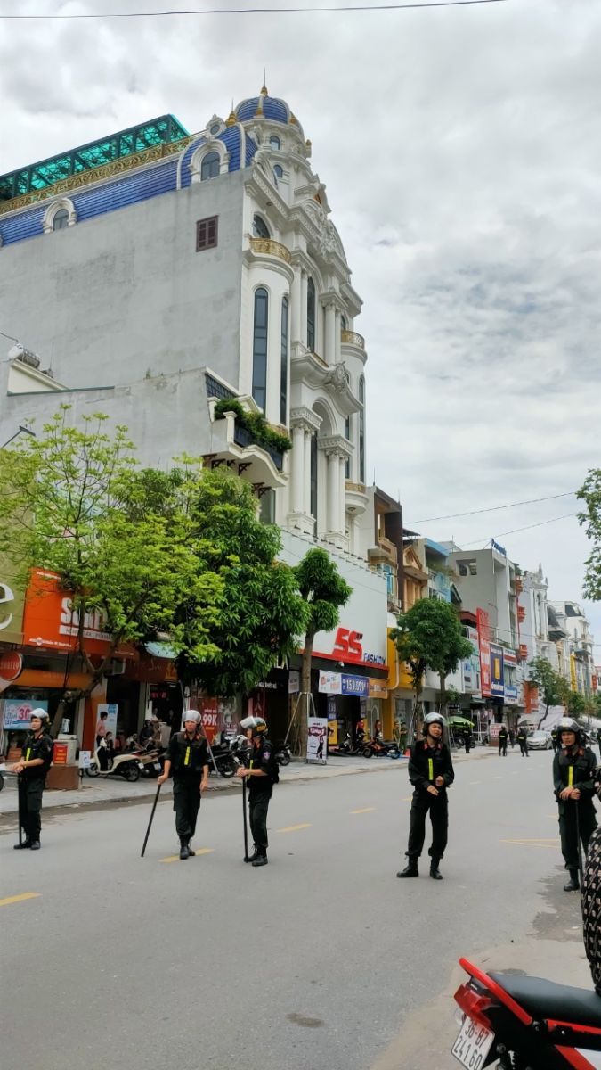 Trước căn nhà số 173 phố Lê Hoàn (phường Lam Sơn), là căn nhà của “trùm giang hồ xứ Thanh" Nguyễn Anh Tuấn (tức Tuấn thần đèn) có rất nhiều chiến sĩ cảnh sát xuất hiện cả trong và ngoài ngôi nhà này. Ảnh: Minh Hoàng