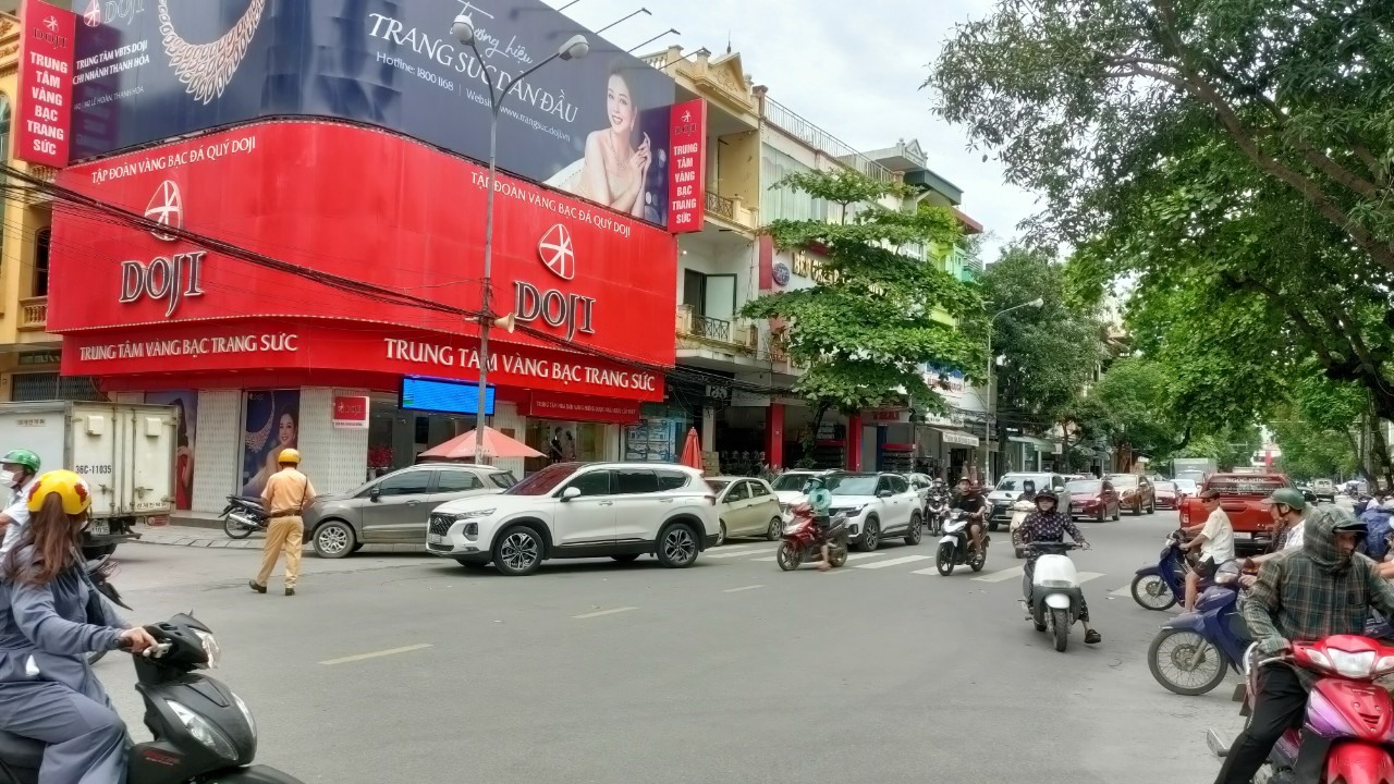 Lực lượng CSGT điều tiết các phương tiện lưu thông trên tuyến phố Lê Hoàn. Ảnh: Minh Hoàng