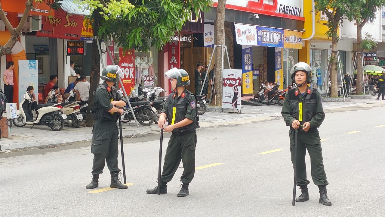 Hiện, công tác khám xét tại các ngôi nhà trên vẫn đang được tiến hành. Ảnh: Minh Hoàng