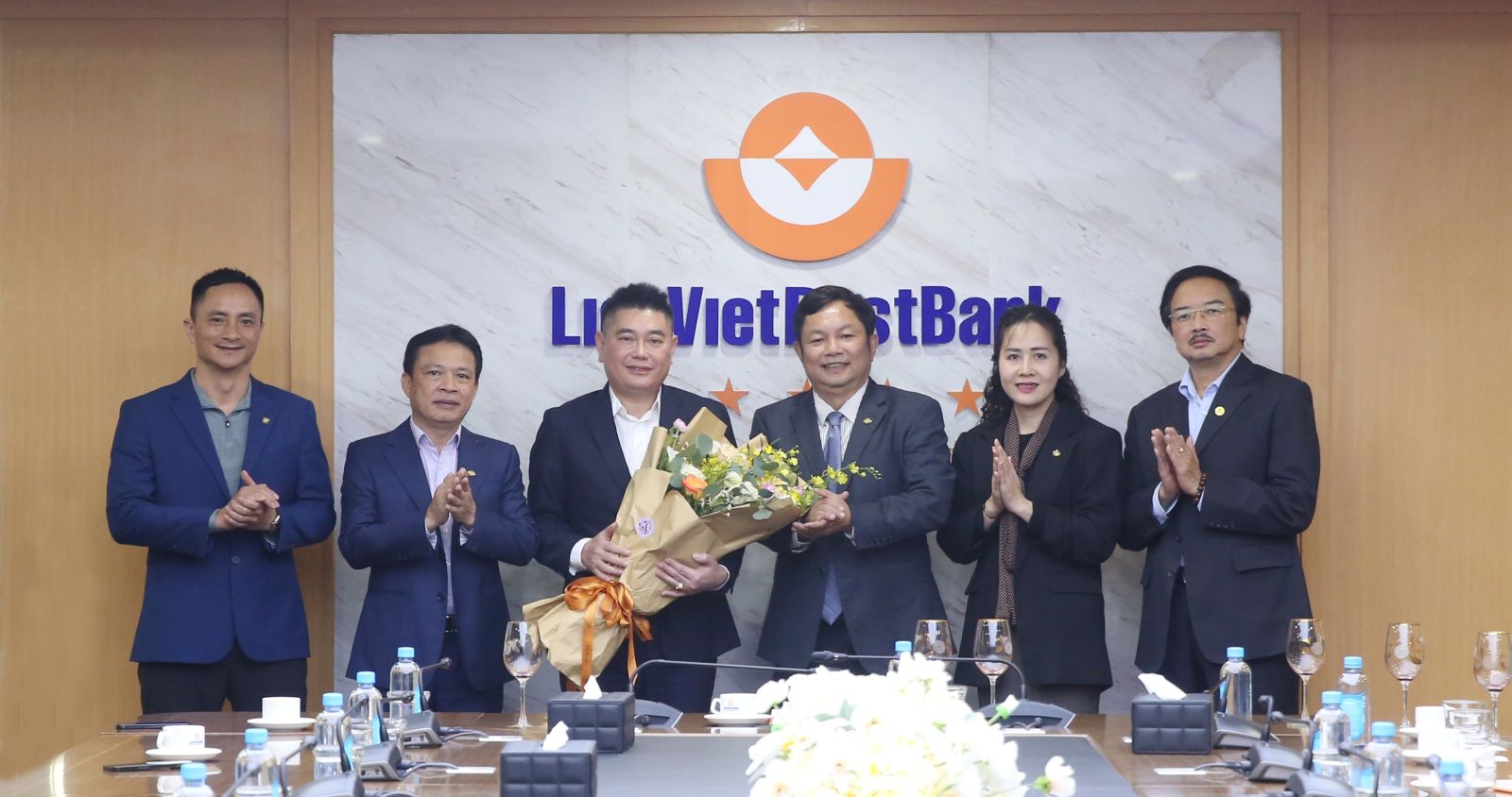 Ông Nguyễn Đức Thụy - Chủ tịch HĐQT LPBank (người cầm hoa)