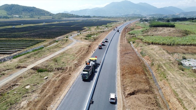 Cao tốc Nha Trang - Cam Lâm đã đủ điều kiện thông xe kỹ thuật. Ảnh: Lữ Hồ.