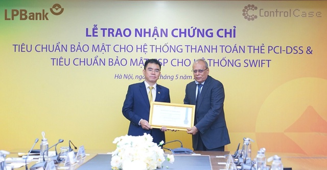 Ông Huỳnh Ngọc Huy – Thành viên HĐQT LPBank nhận chứng chỉ tiêu chuẩn bảo mật quốc tế PCI-DSS phiên bản 3.2.1 cho hệ thống thanh toán thẻ.