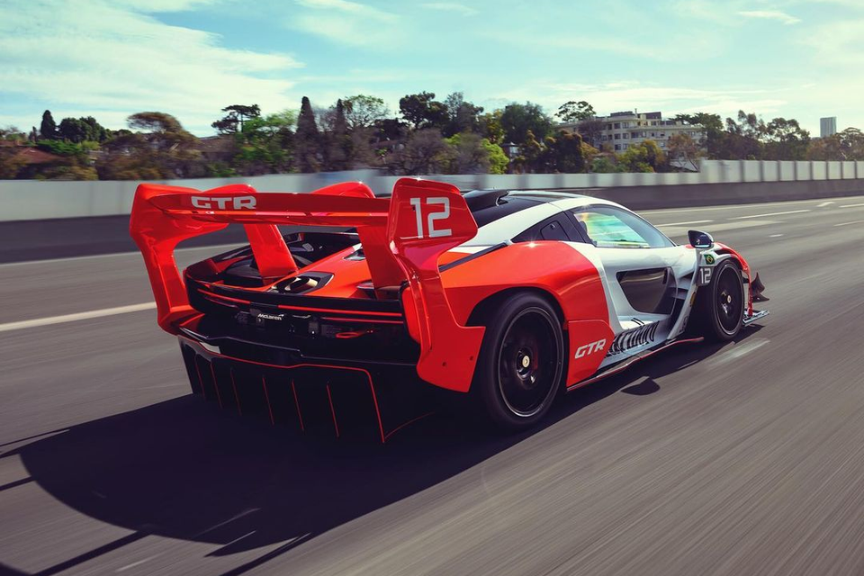 So với phiên bản tiêu chuẩn, McLaren Senna GTR sở hữu phong cách hầm hố với gói khí động học nâng cấp, vốn lấy cảm hứng từ mẫu P1 GTR và F1 GTR.